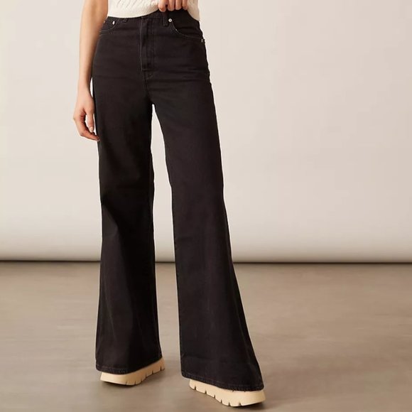 NWT Levi's High Rise Loose Flare Jeans Size 28 x 32